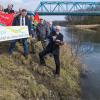 Wasserübergabe von Flusslandschaft zu Flusslandschaft: Dieter Neumann (ganz rechts), Landesvorsitzender der NaturFreunde Schleswig-Holstein, gießt Wasser aus der Trave in die Lippe. Die Trave war die "Flusslandschaft des Jahres 2016/2017". Mit dieser traditionellen Wasserübergabe wird der Titel, den die NaturFreunde Deutschlands und der Deutsche Angelfischerverband e.V.(DAFV e.V.) vergeben, an den nächsten Träger weitergereicht. Wasserübergabe von Flusslandschaft zu Flusslandschaft: Dieter Neumann (ganz rechts), Landesvorsitzender der NaturFreunde Schleswig-Holstein, gießt Wasser aus der Trave in die Lippe. Die Trave war die "Flusslandschaft des Jahres 2016/2017". Mit dieser traditionellen Wasserübergabe wird der Titel, den die NaturFreunde Deutschlands und der Deutsche Angelfischerverband e.V.(DAFV e.V.) vergeben, an den nächsten Träger weitergereicht.