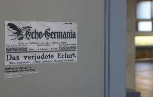 Schlagzeile des „Echo Germania“ im Oktober 1927, gezeigt in der Ausstellung „Techniker der Endlösung“ im Erfurter Erinnerungsort Topf & Söhne. Schlagzeile des „Echo Germania“ im Oktober 1927, gezeigt in der Ausstellung „Techniker der Endlösung“ im Erfurter Erinnerungsort Topf & Söhne.